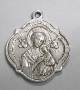Antigua medalla de la Virgen del Perpetuo Socorro.