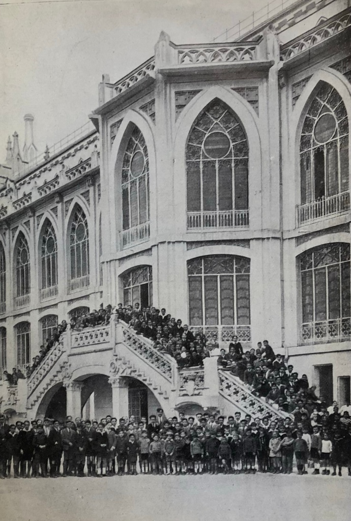 Fotografía de inicio de curso en el nuevo edificio de Castelló en 1921.